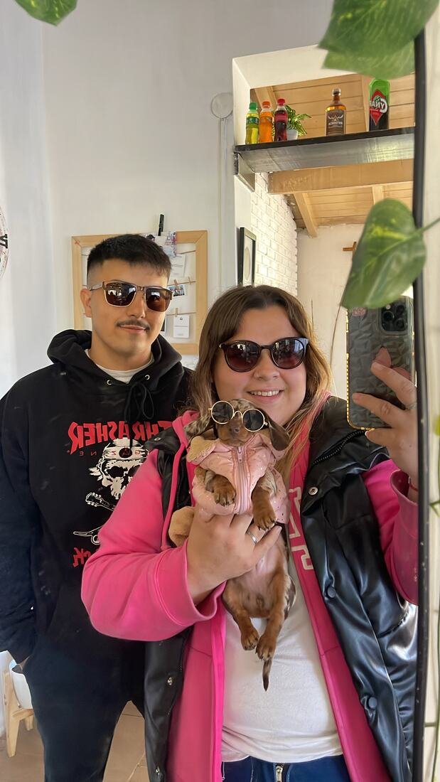 Equipo de Perreando Ando con una perrita salchicha con anteojos