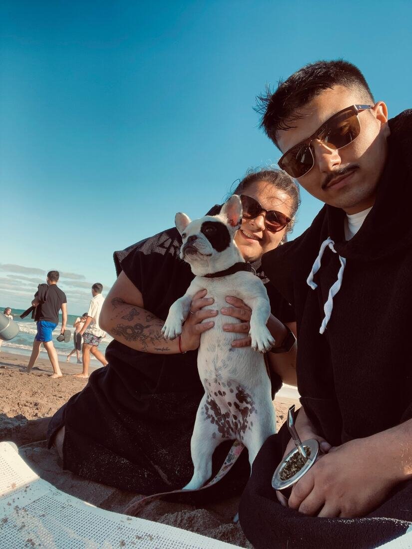 Equipo de Perreando Ando en la playa con un bulldog francés